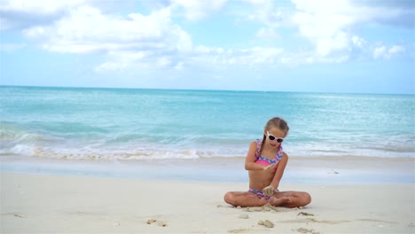 Adorable-niña-en-la-playa-durante-las-vacaciones-de-verano