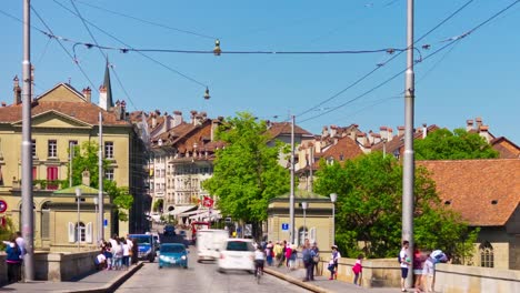 Suiza-día-luz-Berna-ciudad-centro-tráfico-panorama-calle-4k-timelapse