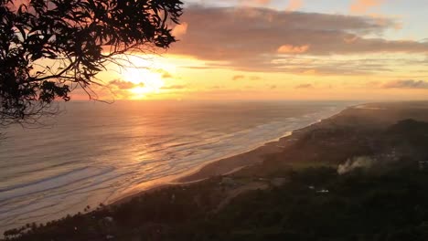 großen-Sonnenuntergang-am-Parangtritis-Strand,-Yogyakarta,-Indonesien