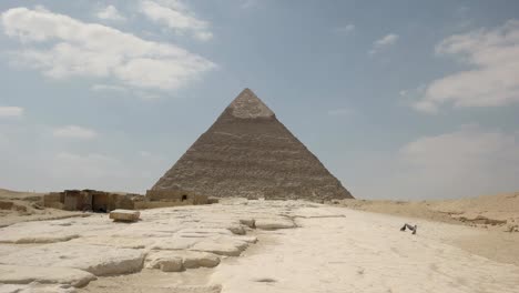 Khafre-Pyramide-und-Tauben-in-Gizeh-bei-Kairo,-Ägypten