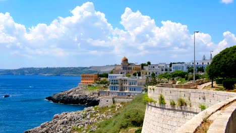 Mar-termal-Villa-de-Santa-Cesarea-Terme---barco-en-la-región-de-Salento-Apulia,-Costa-del-mar-Adriático-cerca-de-Lecce-Italia