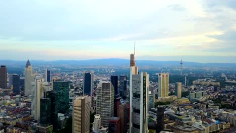 Luftaufnahme-der-Business-Area-in-der-Frankfurter-City-mit-Wolkenkratzern