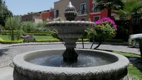 Establishing-shot-of-a-beautiful-fountain-in-San-Miguel-de-Allende,-Mexico