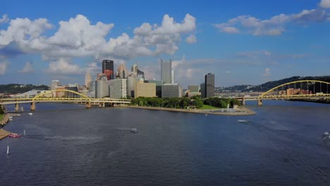 Slowly-Lowering-Forward-Aerial-View-of-Pittsburgh