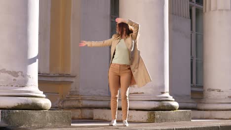 Mujer-de-negocios-positivo-bailando-en-la-calle