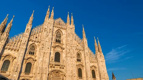 Milan-Italy-time-lapse-4K,-city-skyline-timelapse-at-Milano-Duomo-Cathedral