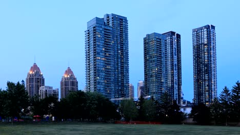 Timelapse-in-der-Nacht-von-Mississauga,-Ontario-Stadtzentrum