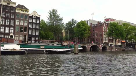 kultige-Boot-Blick-auf-den-Kanal-und-traditionelle-Brücke-in-Amsterdam,-Holland-Europa