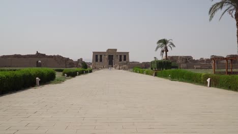 Interieur-von-Dendera-Tempel-oder-Tempel-der-Hathor.-Ägypten.-Dendera,-Denderah,-ist-eine-kleine-Stadt-in-Ägypten.-Dendera-Tempel-Komplex,-eine-der-besterhaltenen-Tempelanlagen-aus-alten-Oberägypten.