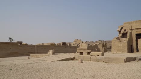 Interieur-von-Dendera-Tempel-oder-Tempel-der-Hathor.-Ägypten.-Dendera,-Denderah,-ist-eine-kleine-Stadt-in-Ägypten.-Dendera-Tempel-Komplex,-eine-der-besterhaltenen-Tempelanlagen-aus-alten-Oberägypten.