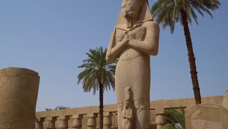 Karnak-Tempel-in-Luxor,-Ägypten.-Der-Karnak-Tempelkomplex,-allgemein-bekannt-als-Karnak,-umfasst-eine-breite-Mischung-aus-verfallenen-Tempel,-Kapellen,-Pylone-und-andere-Gebäude-in-Ägypten.