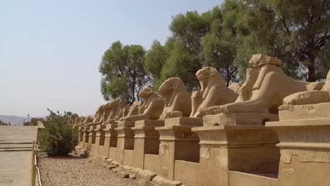 Templo-de-Karnak-en-Luxor,-Egipto.-El-complejo-de-templo-de-Karnak,-comúnmente-conocido-como-Karnak,-comprende-una-vasta-mezcla-de-cariados-de-templos,-capillas,-Torres-y-otros-edificios-en-Egipto.