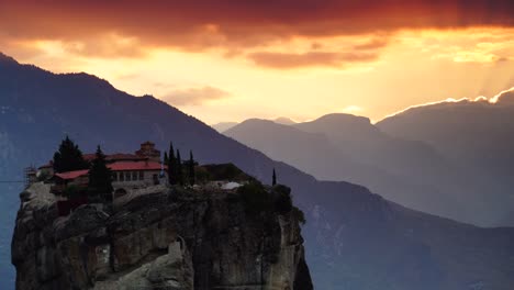 Sonnenuntergang-über-Kloster-in-Meteora,-Griechenland