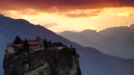 Puesta-de-sol-sobre-el-monasterio-de-la-Trinidad-en-Meteora,-Grecia