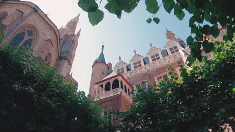 Iglesia-de-nuestra-señora-en-el-centro-histórico-de-Brujas,-Bélgica-un-conocido-punto-de-referencia