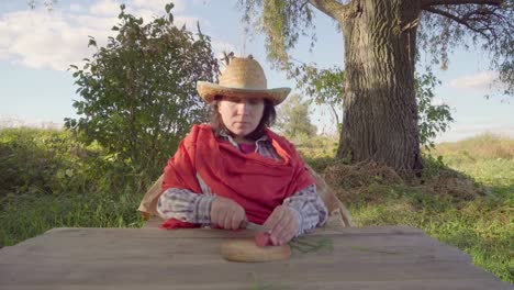 Una-mujer-de-la-aldea-corta-la-salchicha