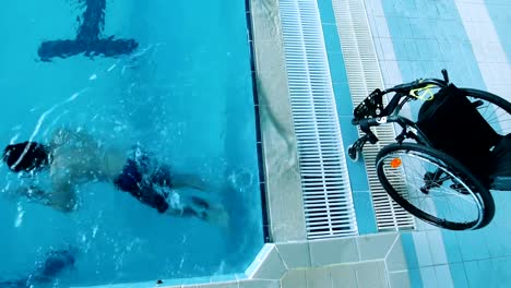 Disabled-man-gets-in-the-swimming-pool.-High-view