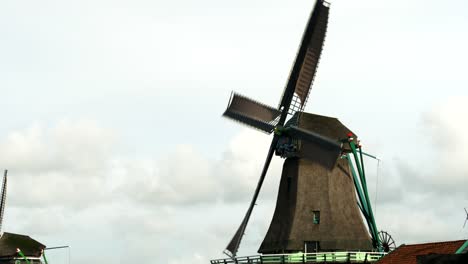 cerrar-vista-de-velas-de-un-molino-de-viento-en-zaanse-schans-cerca-de-amsterdam