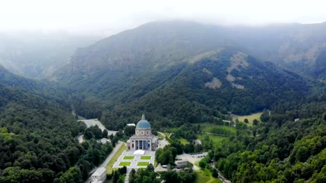 OROPA,-BIELLA,-Italien---7.-Juli-2018:-aero-Blick-auf-schönen-Schrein-von-Oropa,-Fassade-mit-Kuppel-von-Oropa-Heiligtum-befindet-sich-in-Bergen-in-der-Nähe-von-der-Stadt-Biella,-Piemont,-Italien