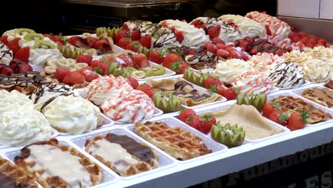 Seitenansicht-einer-Vielzahl-von-frischen-Waffeln-auf-dem-Display-in-Brüssel