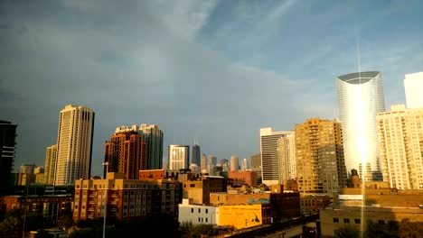 Bewölkten-Sonnenuntergang-in-Chicago,-USA.-Zeitraffer-mit-Wahrzeichen-Blick.