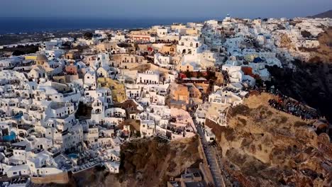 Flug-über-Oia-Stadt-kurz-vor-Sonnenuntergang,-Santorin,-Griechenland