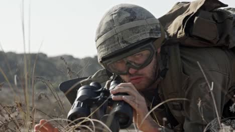 Israeli-soldier-using-his-binoculars-to-spot-enemies