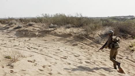 Israeli-soldier-running-and-taking-cover-during-combat