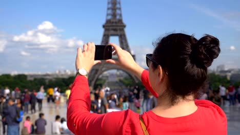 Frau-unter-Bild-des-Eiffelturms-mit-Smartphone-in-Zeitlupe-180fps