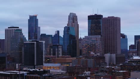 Aérea-vista-de-Downtown-Minneapolis-en-un-día-nublado