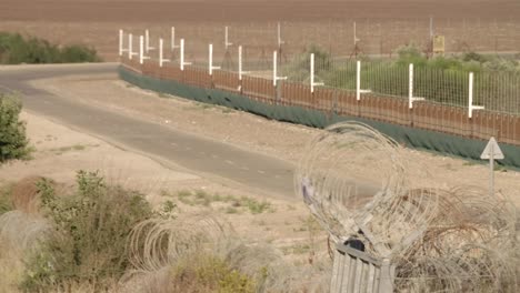 Cerca-de-la-frontera-entre-Israel-y-Cisjordania.-alambre-de-púas-cerca-electrónica.