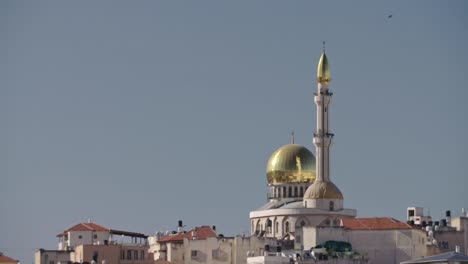 Überblick-über-eine-arabische-Stadt-in-Israel-mit-einer-großen-Moschee-erhebt-sich-über