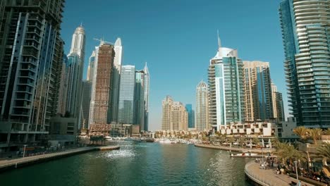 bewegende-Panorama-von-der-Brücke-in-Dubai-Marina-in-sonniger-Tag,-Reflexion-von-Wasser