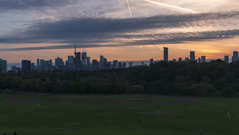 Puesta-del-sol-ciudad-horizonte-parque-de-Riverdale-en-Toronto