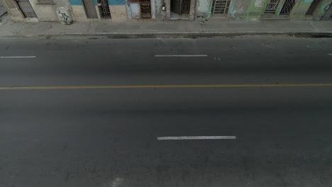 alto-ángulo-aéreo-establecimiento-de-tiro-de-los-coches-americanos-clásicos,-pasando-por-la-calle-de-la-Habana,-Cuba