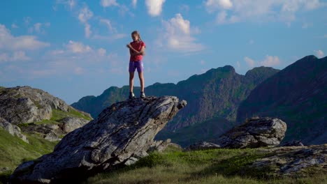 Ein-Mädchen-tanzt-auf-einem-Felsen