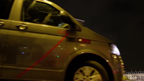 Nachtansicht-mit-Fahrzeugverkehr-auf-den-Arc-de-Triomphe-am-Champs-Élysées