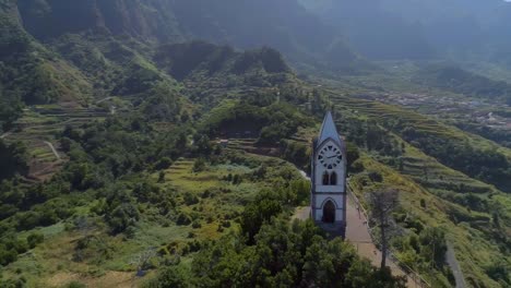 Antigua-capilla-en-una-colina-en-vista-aérea-de-Madeira