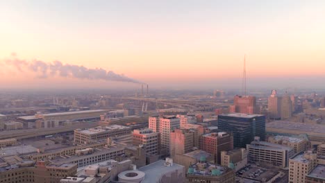 Luftaufnahme-von-Wolkenkratzern-in-amerikanischen-Stadt-in-der-Dämmerung.-Die-Innenstadt-von-Milwaukee,-Wisconsin,-Vereinigte-Staaten.-Drone-Schüsse,-Sonnenaufgang,-Sonnenlicht,-von-oben.