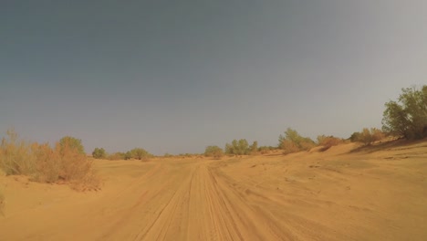 Cámara-del-coche-en-el-punto-de-vista-del-conductor-desierto-de-sahara