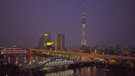 Schöne-Architektur-Gebäude-mit-Tokyo-Sky-Tree-und-Stadt-Leben-in-Tokio-Japan