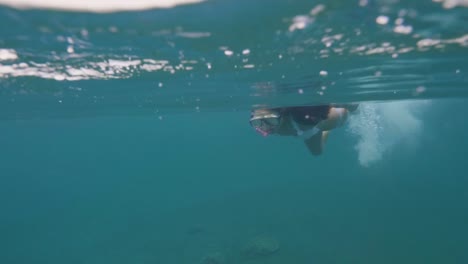 Hübsche-Frau-in-Maske-und-Schnorchel-schwimmen-im-transparenten-Wasser-Unterwasser-Meerblick.-Frau-im-Schnorchel-Maske-Schwimmen-im-Meerwasser.-Korallenriff-und-Fisch-beobachten-unter-Wasser.