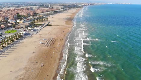 Blick-über-den-Strand-in-Valencia,-Spanien.-Flug-Drohnen-über-den-Strand-in-Valencia.-Blick-auf-die-Stadt-für-Touristen