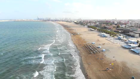 Vista-aérea-sobre-la-playa-en-Valencia,-España.-Vuelo-de-aviones-sobre-la-playa-de-Valencia.-Vista-de-la-ciudad-turística