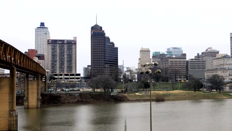 Timelapse-des-Mississippi-und-der-Skyline-von-Memphans