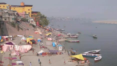 Varanasi,-am-Ufer-von-Ganga,-ist-die-spirituelle-Hauptstadt-Indiens-für-Hindus