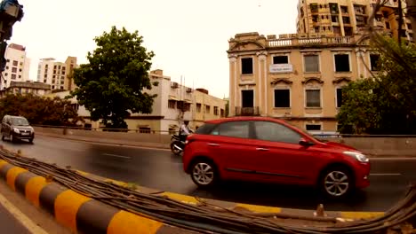 Die-Straßen-von-Mumbai-Blick-auf-die-vielstöckigen-Häuser,-die-sich-auf-die-Fahrbahn-drehen