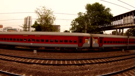 Zug-fährt-auf-Schiene-Lokalbahn-Mumbai