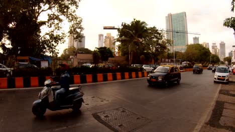 Straße-mit-Wagen-Taxis-weit-Wolkenkratzer-hosten-Kran-Sonnenuntergang-Mumbai