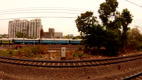 líneas-ferroviarias-locales-muchos-trenes-permanecen-lejos-algunas-casas-de-muchos-pisos-pasaje-de-Mumbai